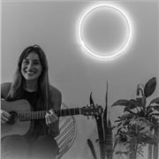 Soy cantante, compositora y profesora de canto. Mi objetivo es acompañarte a descubrir tu propia voz